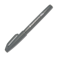 Cargar imagen en el visor de la galería, Plumón brush sign pen color gris adecuado para caligrafía, con punta ultra flexible marca PENTEL
