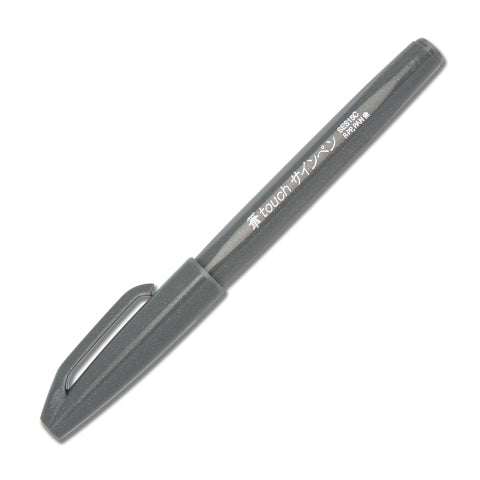 Plumón brush sign pen color gris adecuado para caligrafía, con punta ultra flexible marca PENTEL